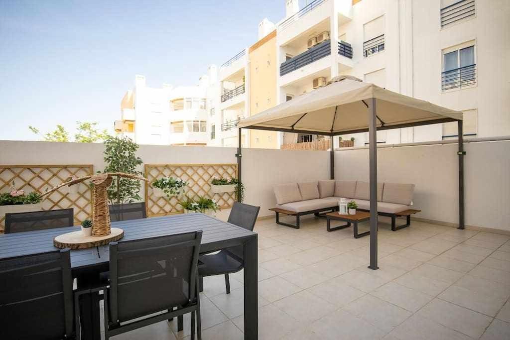 Modern 3br W/ Lg Terrace, Bbq, Ac & Parking Apartment