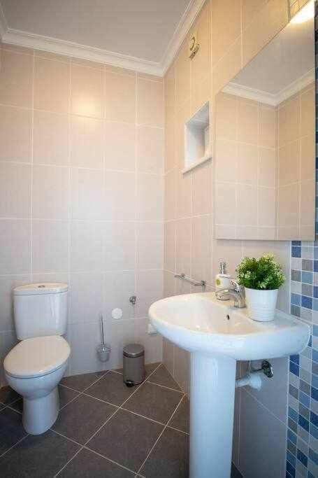 Modern 3br W/ Lg Terrace, Bbq, Ac & Parking Apartment