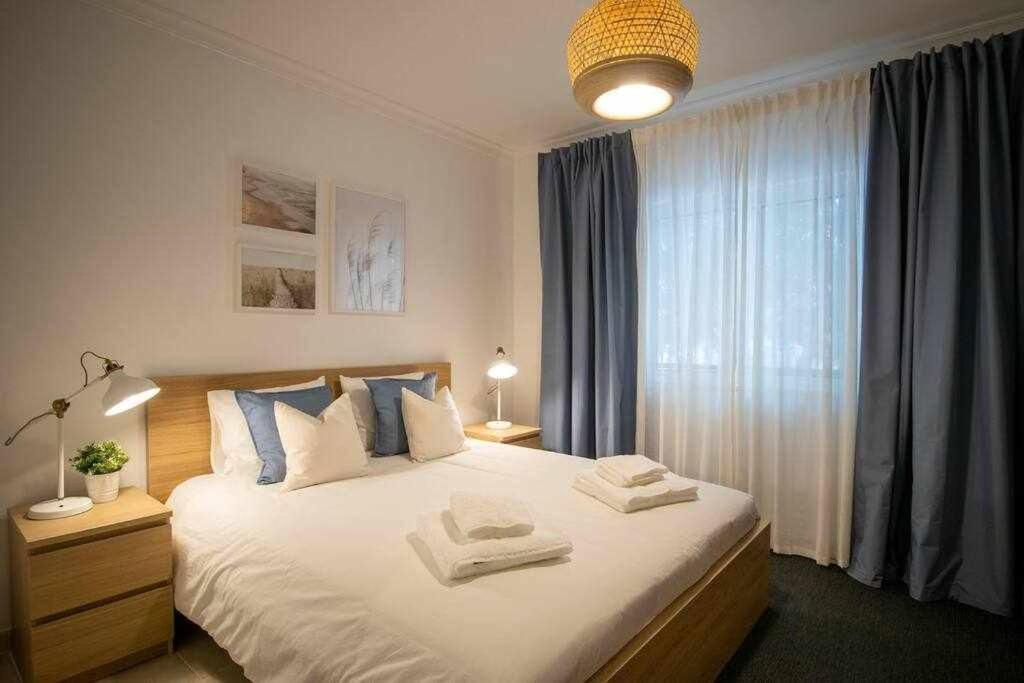 Modern 3br W/ Lg Terrace, Bbq, Ac & Parking Apartment *