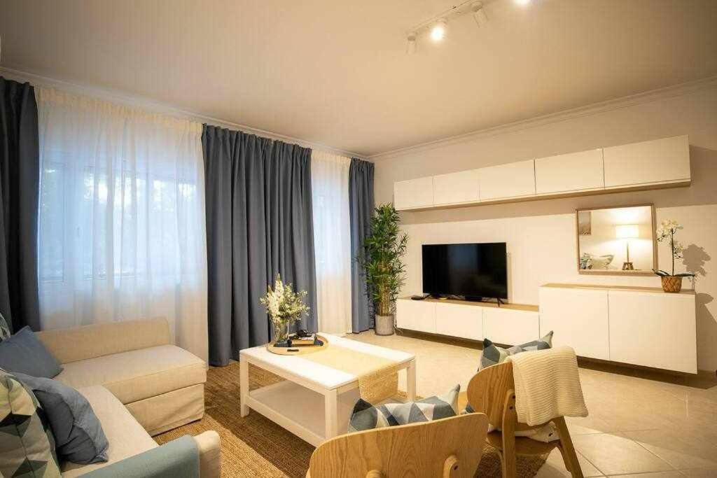 Modern 3br W/ Lg Terrace, Bbq, Ac & Parking